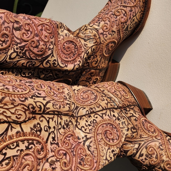 Intricate Embroidered Cowboy Boots Chameleon - Picture 5 of 13